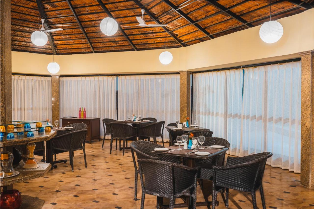 Coconut Grove Beach Resort Colva Exterior photo