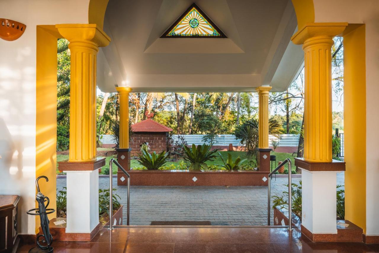 Coconut Grove Beach Resort Colva Exterior photo
